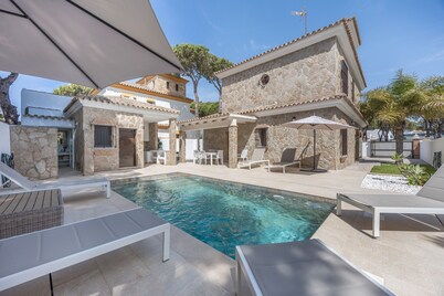 Holiday Home 'Chalet Con Piscina' with Private Pool, Wi-Fi and Air Conditioning