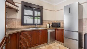 Kühlschrank, Mikrowelle, Herdplatte, Geschirrspüler