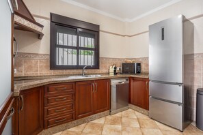 Fridge, microwave, stovetop, dishwasher