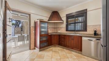 Een koelkast, een magnetron, een kookplaat, een vaatwasser