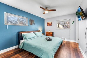 4 bedrooms, desk, iron/ironing board, free WiFi - 4BR Family Home | 2 King Beds | Firepit | BBQ | Fenced Yard (Arvada)