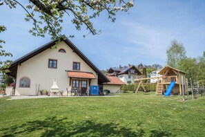 Children’s area - Apartment “Heimpel” with Lake & Mountain View, Wi-Fi & Balcony (Kressbronn am Bodensee)