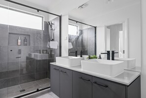 Douche, sèche-cheveux, serviettes fournies