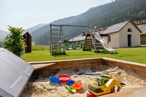 Children’s area - Apartment 'Winter' with Mountain View, Shared Garden and Wi-Fi (Valle di Casies)