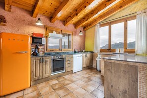 Fridge, microwave, oven, stovetop - Country House 'Sisquet' with Mountain View, Private Terrace and Wi-Fi (Montcortès)