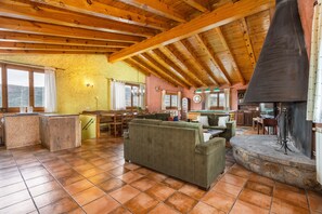 TV, fireplace - Country House 'Sisquet' with Mountain View, Private Terrace and Wi-Fi (Montcortès)