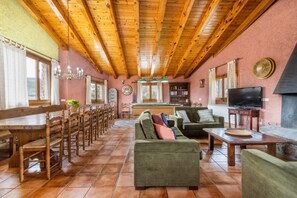 TV, fireplace - Country House 'Sisquet' with Mountain View, Private Terrace and Wi-Fi (Montcortès)