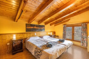 7 bedrooms, free WiFi, bed sheets - Country House 'Sisquet' with Mountain View, Private Terrace and Wi-Fi (Montcortès)