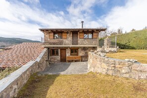 Exterior - Country House 'Sisquet' with Mountain View, Private Terrace and Wi-Fi (Montcortès)