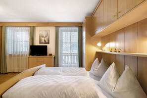 Free WiFi, bed sheets - Studio 'Frühling' with Mountain View, Shared Garden and Wi-Fi (Valle di Casies)