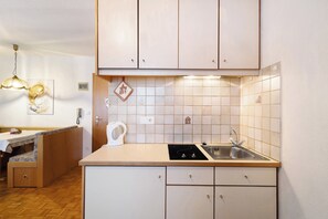 Frigorifero, piano cottura, macchina per tè/caffè, bollitore elettrico