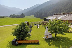 Property grounds - Apartment 'Sommer' with Mountain View, Shared Garden and Wi-Fi (Valle di Casies)