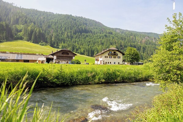 Exterior - Apartment 'Sommer' with Mountain View, Shared Garden and Wi-Fi (Valle di Casies)