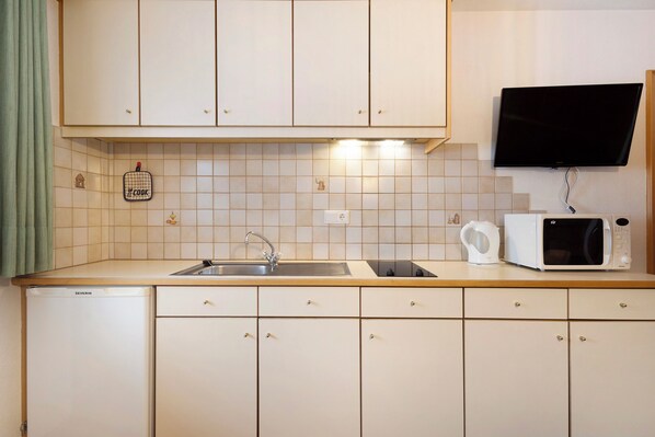 Een koelkast, een kookplaat, een koffiezetapparaat/waterkoker