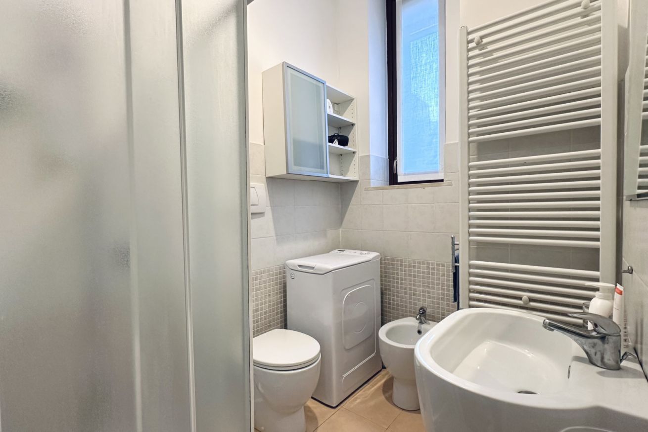 Een douche, een bidet, handdoeken
