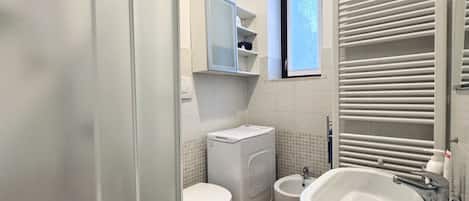 Dusche, Bidet, Handtücher