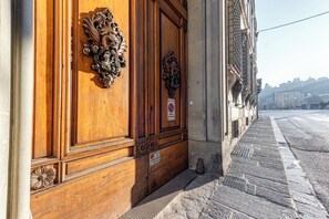 Exterior detail - 'Bella Benci Firenze' – Frescoed Apartment in the Heart of Florence (Firenze)