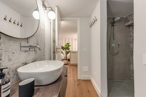 Dusj, hårføner og håndklær