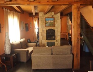 Een televisie, een open haard, een dvd-speler en een stereo