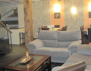 Een televisie, een open haard, een dvd-speler en een stereo