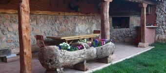 Country House 'Los Barruecos' with Mountain View, Shared Terrace and Wi-Fi