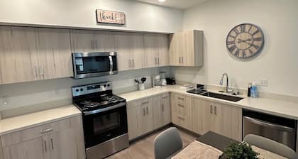 Chic 2-bedroom apartment with WiFi, AC in welcoming Brentwood