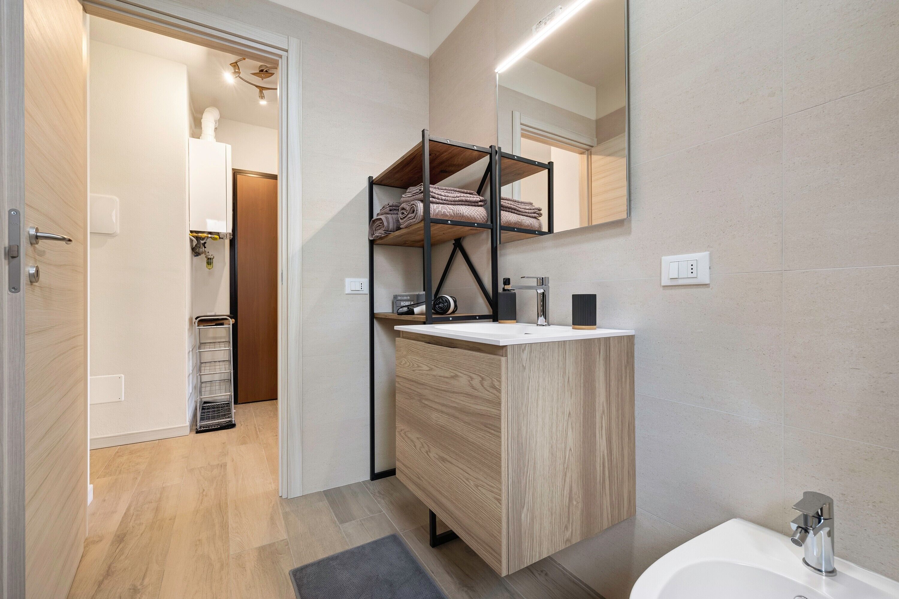 Douche, sèche-cheveux, serviettes fournies