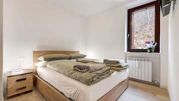 2 bedrooms, iron/ironing board, free WiFi, bed sheets