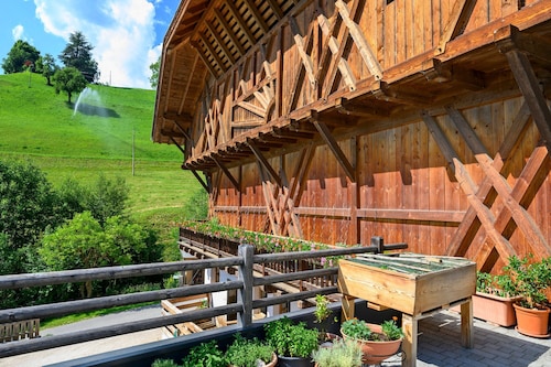 Ferienwohnung 'Völs' mit Bergblick, privater Terrasse und Wi-Fi