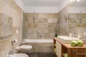 Douche, séchoir à cheveux, serviettes fournies