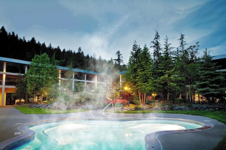 Indoor pool, a heated pool. King with Mountain View
