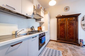 Kühlschrank, Mikrowelle, Ofen, Herdplatte