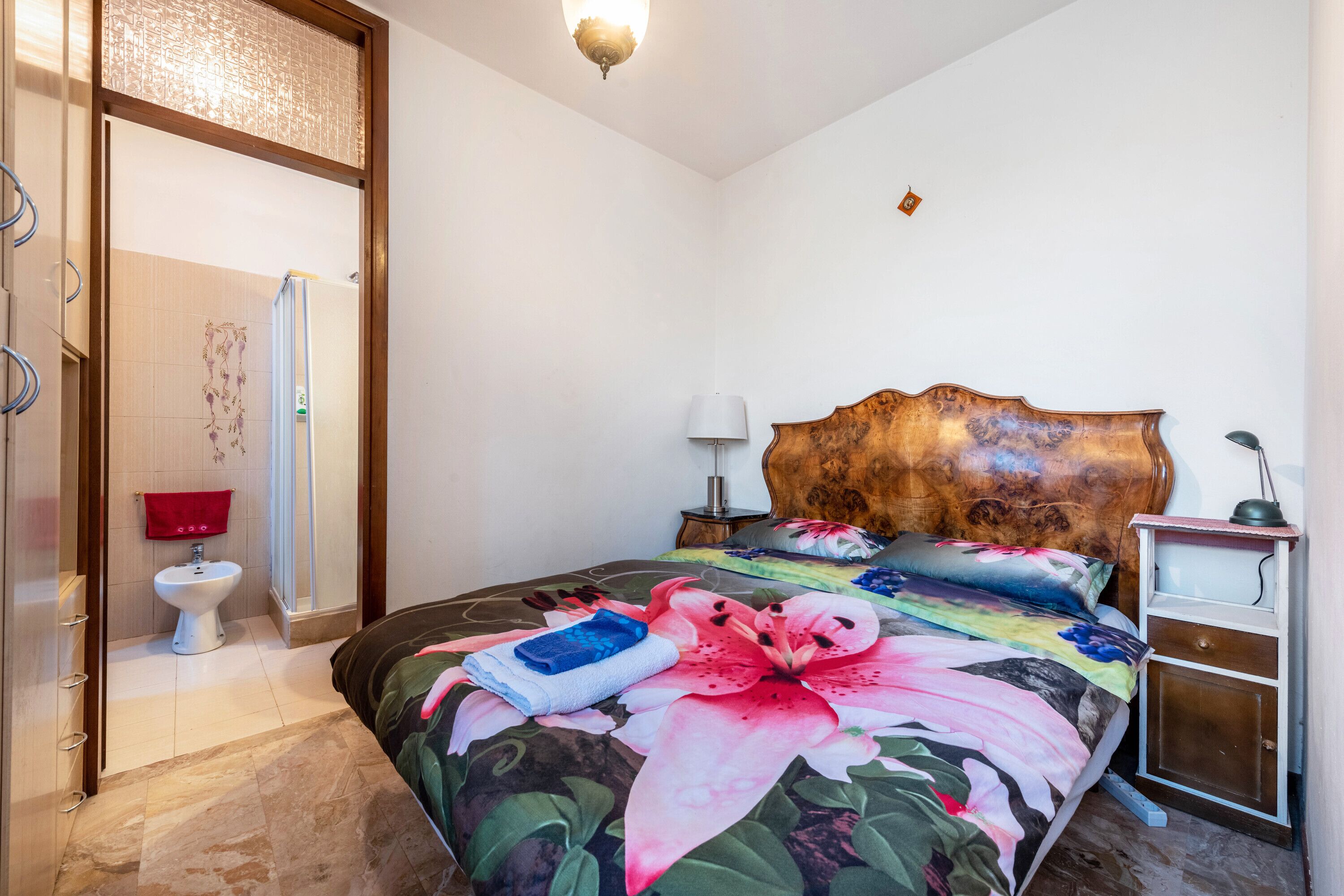 Tabla de planchar con plancha, wifi gratis y ropa de cama 