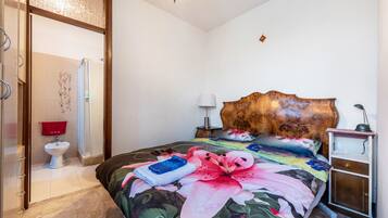 Tabla de planchar con plancha, wifi gratis y ropa de cama