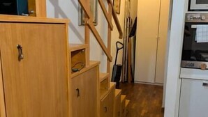 A narrow hallway with wooden cabinets and a staircase. - Small and cozy studio apartment in Florence (Florence)