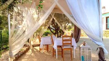 屋外ダイニングエリア