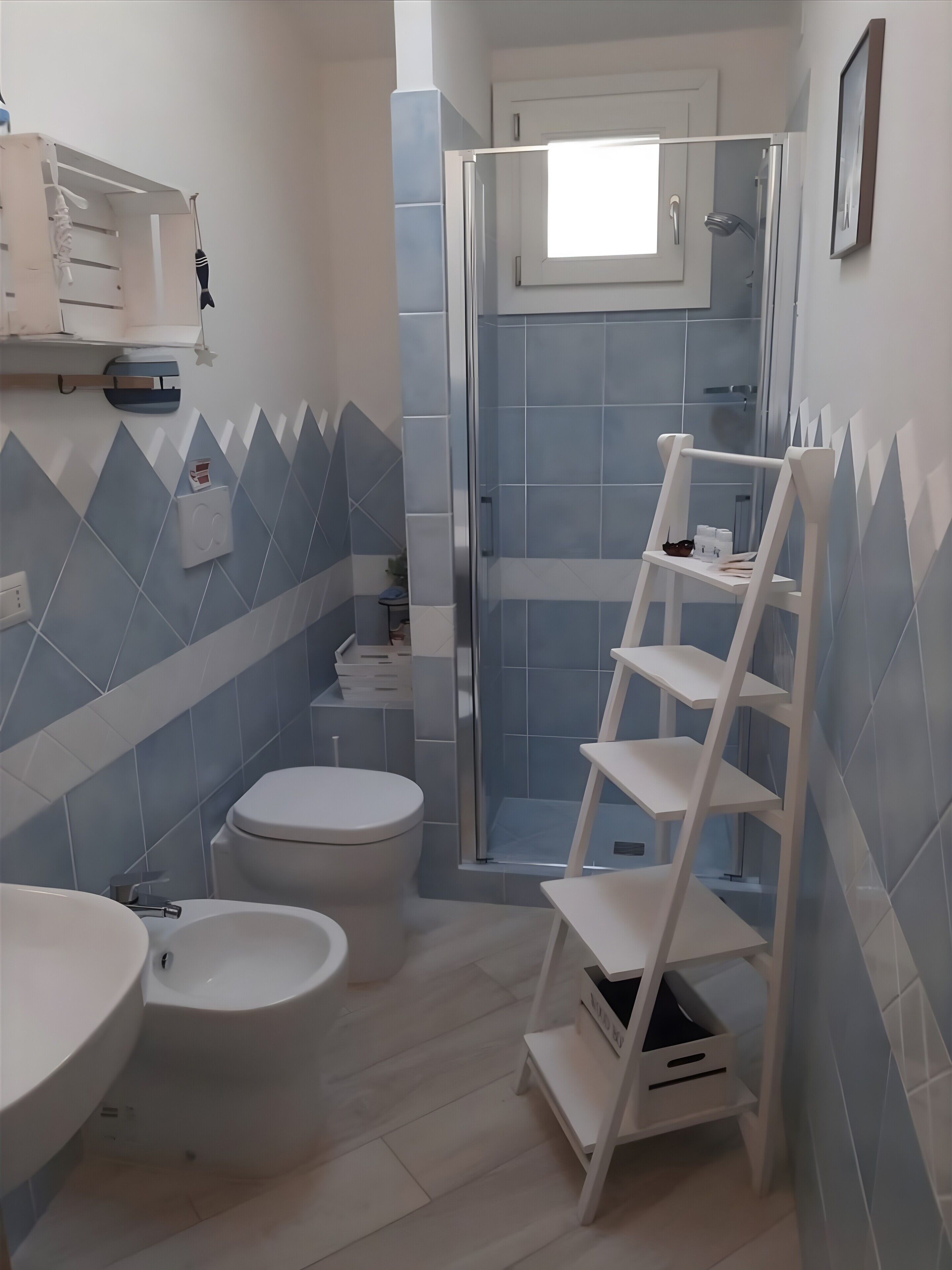 Un bagno con il water, un bidet e una zona doccia.
