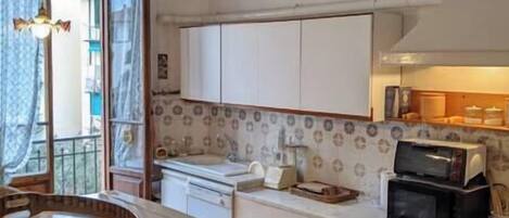 冷蔵庫、電子レンジ、食器洗い機、調理器具と食器