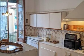 Kühlschrank, Mikrowelle, Geschirrspüler, Kochgeschirr/Geschirr/Besteck