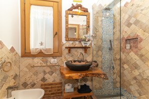 Chuveiro, secador de cabelo, toalhas de banho 