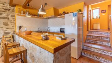 Kylskåp, mikrovågsugn, ugn och spishäll