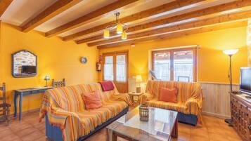 Een televisie, een open haard en een dvd-speler