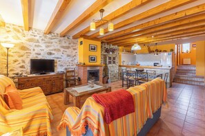TV, fireplace, DVD player - Country House 'Casa Del Tio Primitivo' with Mountain View, Private Terrace and Wi-Fi (Navarredonda De Gredos)