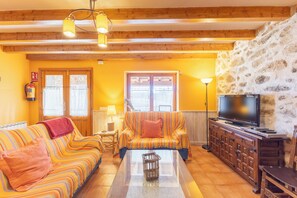 TV, fireplace, DVD player - Country House 'Casa Del Tio Primitivo' with Mountain View, Private Terrace and Wi-Fi (Navarredonda De Gredos)