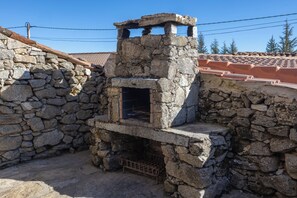 Property grounds - Country House 'Casa Del Tio Primitivo' with Mountain View, Private Terrace and Wi-Fi (Navarredonda De Gredos)