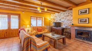 Een televisie, een open haard en een dvd-speler