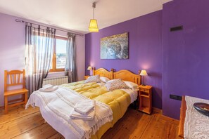 3 bedrooms, free WiFi - Country House 'Casa Del Tio Primitivo' with Mountain View, Private Terrace and Wi-Fi (Navarredonda De Gredos)