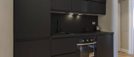 冷蔵庫、オーブン、コンロ、食器洗い機