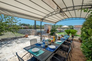 Outdoor dining - Villa Oasi dei Trulli by MMega (Castellana Grotte)
