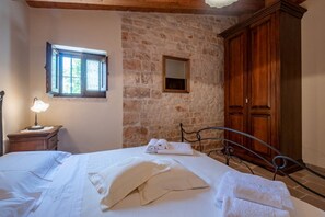 7 bedrooms, iron/ironing board, WiFi, bed sheets